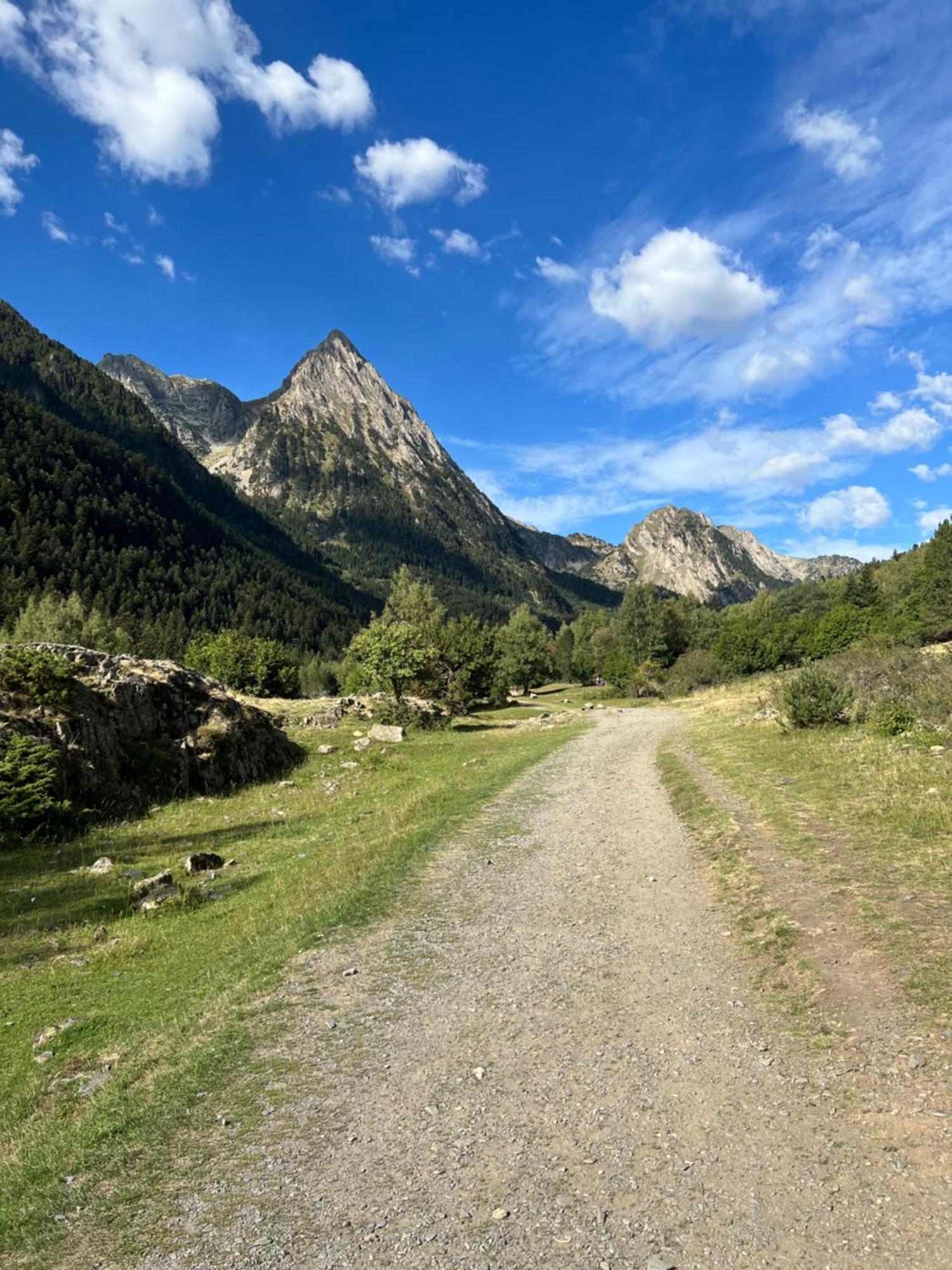 Apartamento Centrico Con Parking - L'Amfitriona Rialp Exteriér fotografie